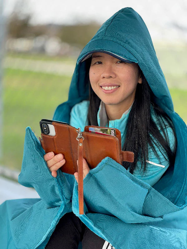 Holding a phone? No problem with the CozyGozzz. 