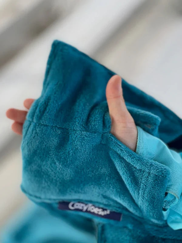 Keeping your hands warm when you are outside can be challenge. With CozyGozzz keep warm and still use your hands!